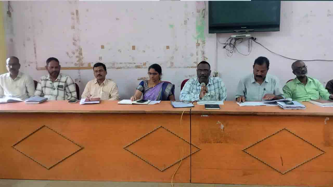 Fruit Plants | వనమహోత్సవంలో పండ్ల మొక్కల పెంపకానికి ప్రాధాన్యం : గ్రామీణ అభివృద్ధి శాఖ అధికారులు