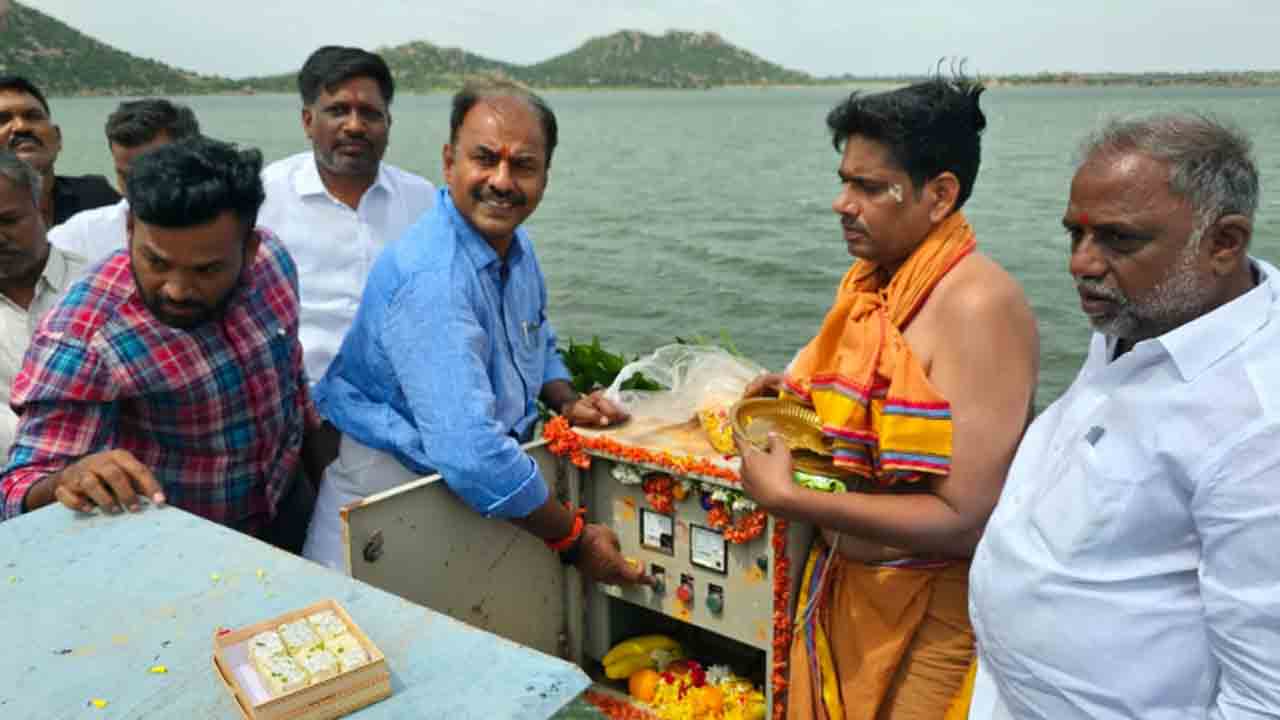 చివరి ఆయకట్టు వరకు నీళ్లు అందించడమే ప్రభుత్వ లక్ష్యం : ఎమ్మెల్యే కృష్ణమోహన్ రెడ్డి