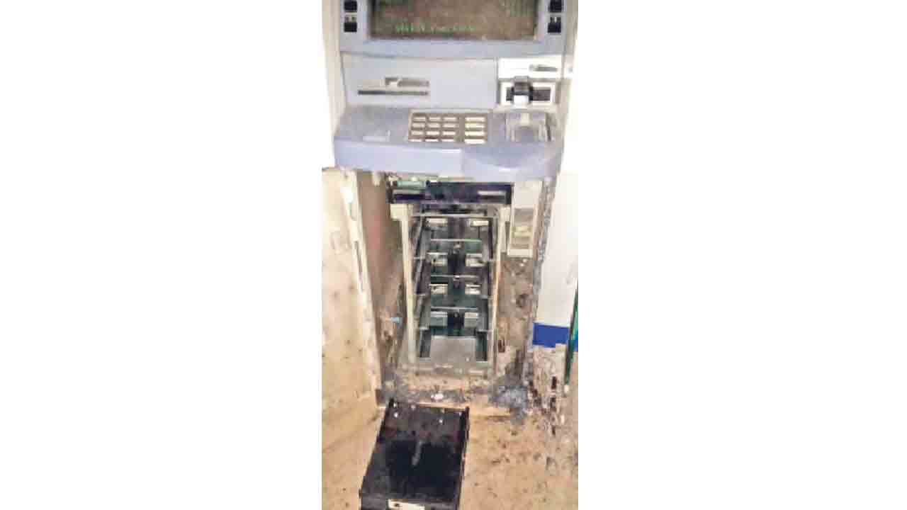 గ్యాస్‌కట్టర్లతో కట్‌చేసి..ఏటీఎంలో నగదు చోరీ