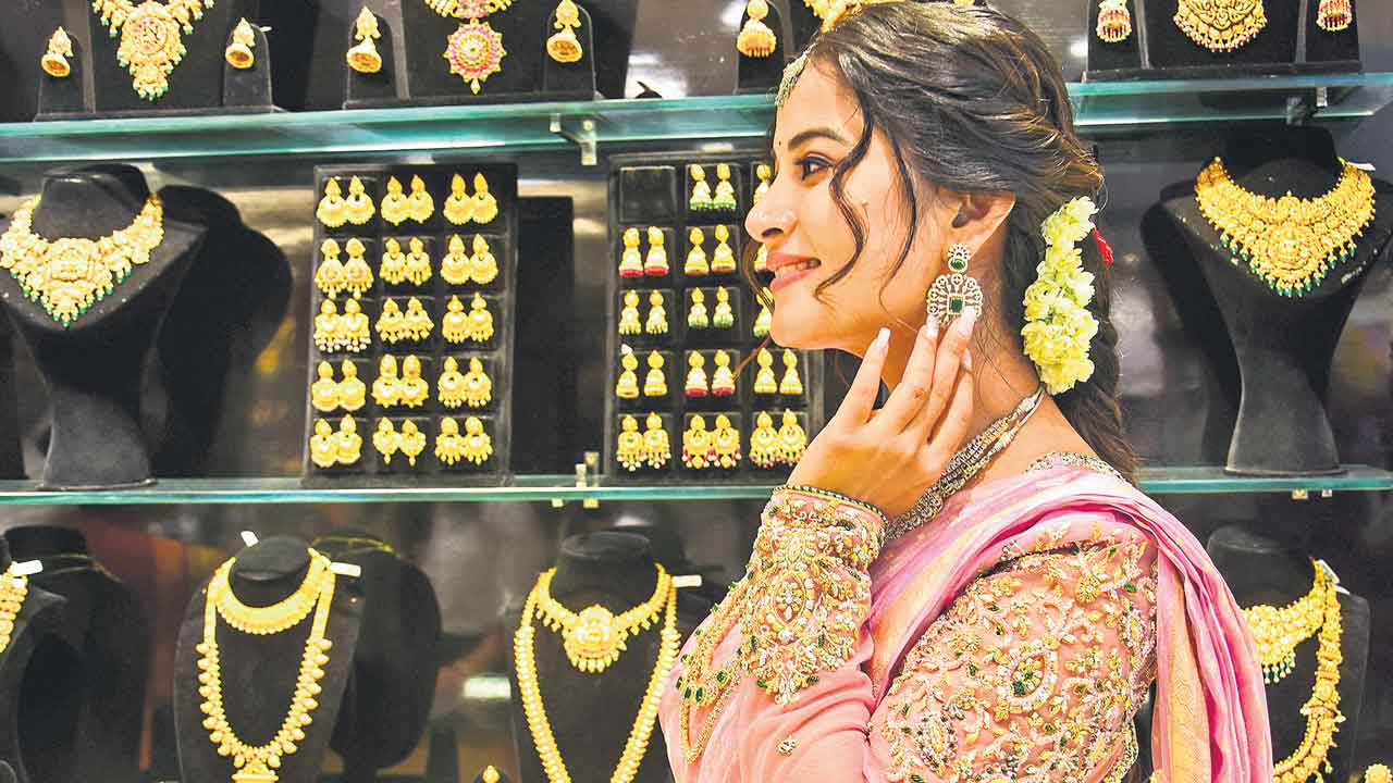 Gold | బంగారం కొనుగోలుదారులకు గుడ్‌న్యూస్‌.. మళ్లీ ధర ఎంత తగ్గిందంటే..?