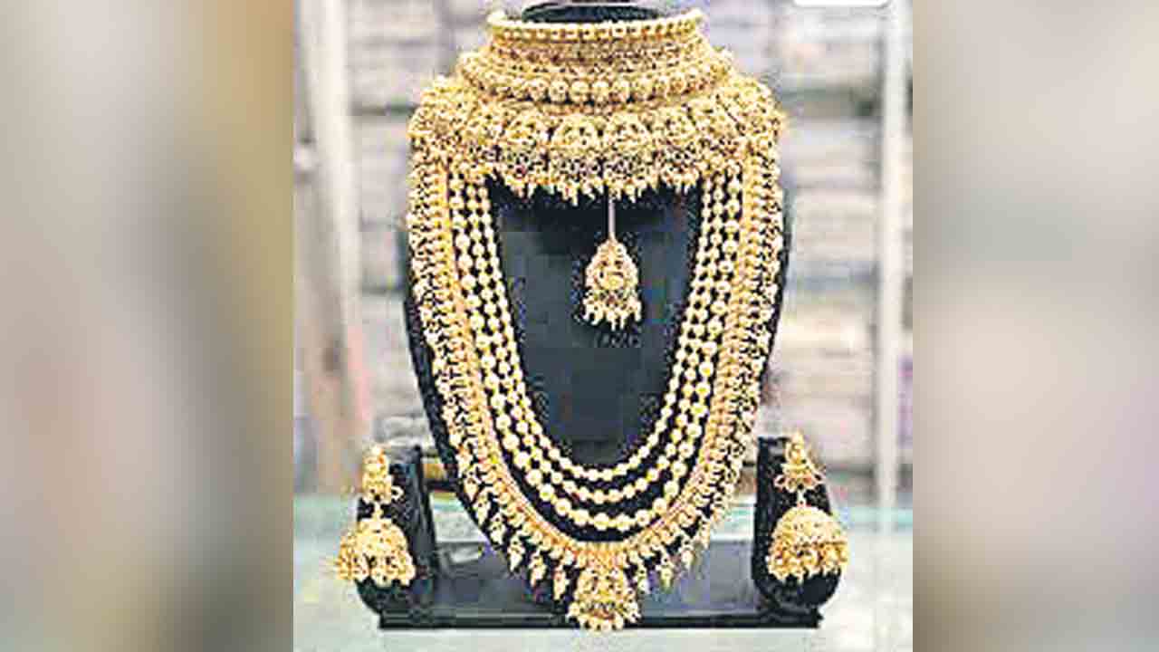 లక్షకు చేరువలో పుత్తడి