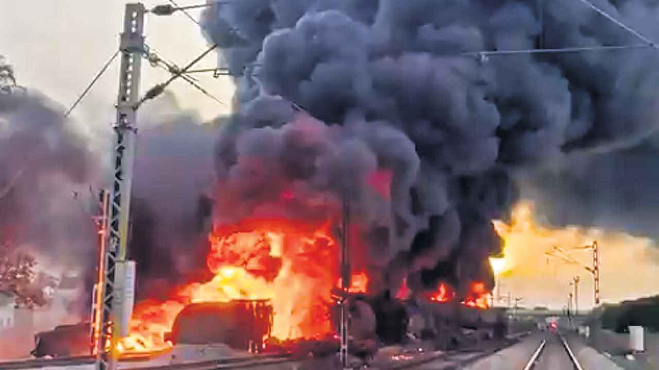 గూడ్స్‌ రైల్లో మంటలు