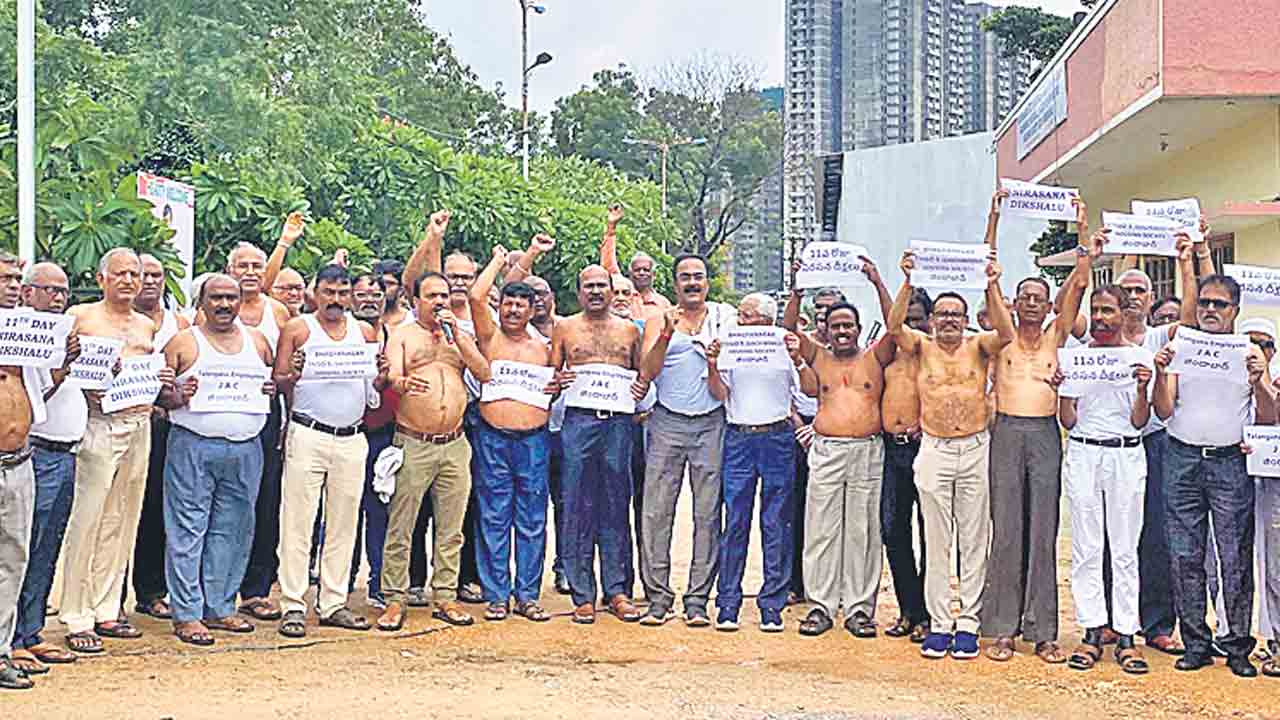 బీటీఎన్జీవోల అర్ధనగ్న ప్రదర్శన