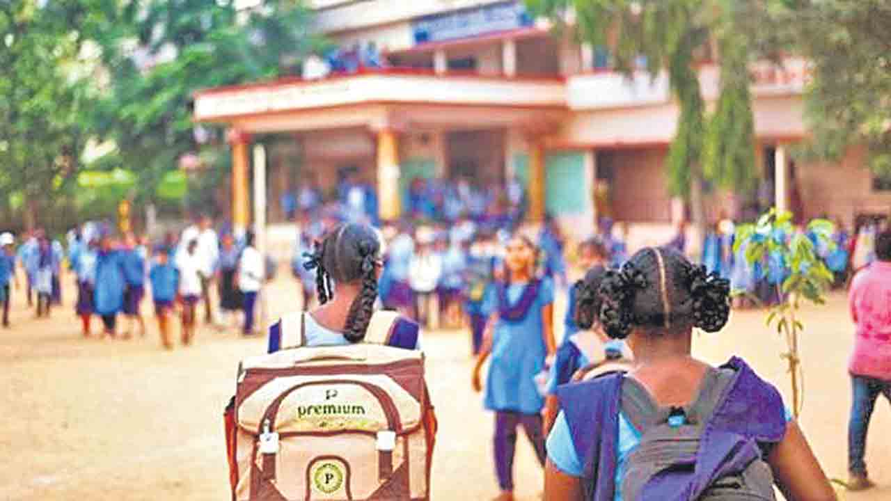 టీచర్లతో స్కూళ్ల తనిఖీలు!