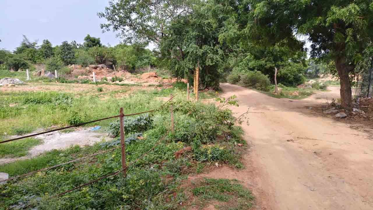 Govt land | ప్రైవేట్ వెంచర్‌కు వత్తాసు పలుకుతూ.. ప్రభుత్వ భూమిలో రోడ్డు నిర్మాణం..!