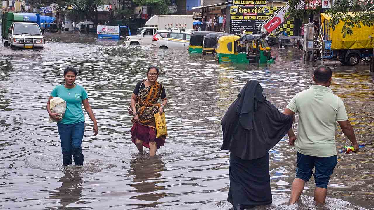 Rains | గుజరాత్‌లో భారీ వర్షాలు.. ఇళ్లలోకి వరదనీరు