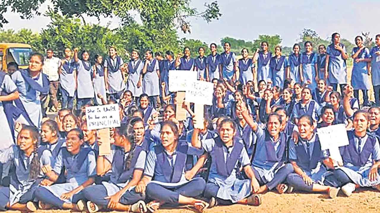 గురుకులాలను కాలగర్భంలో కలిపే కుట్ర