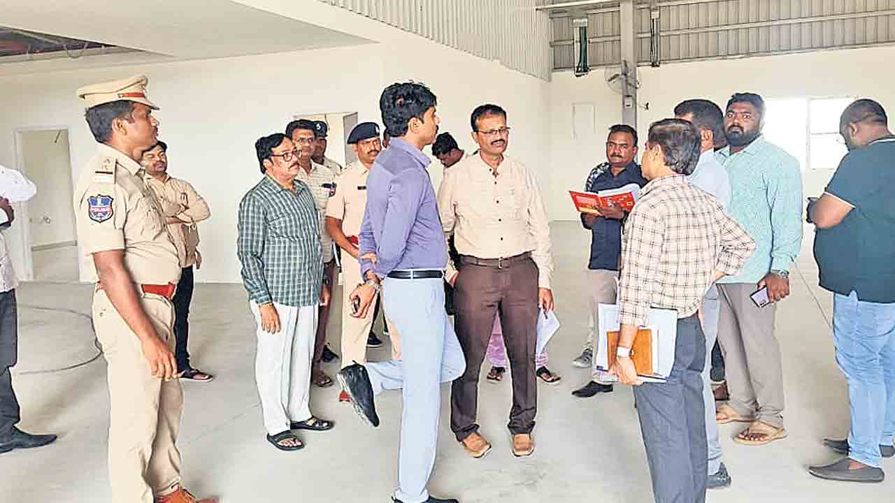 ప్లాట్ల పంపిణీ పారదర్శకంగా జరగాలి