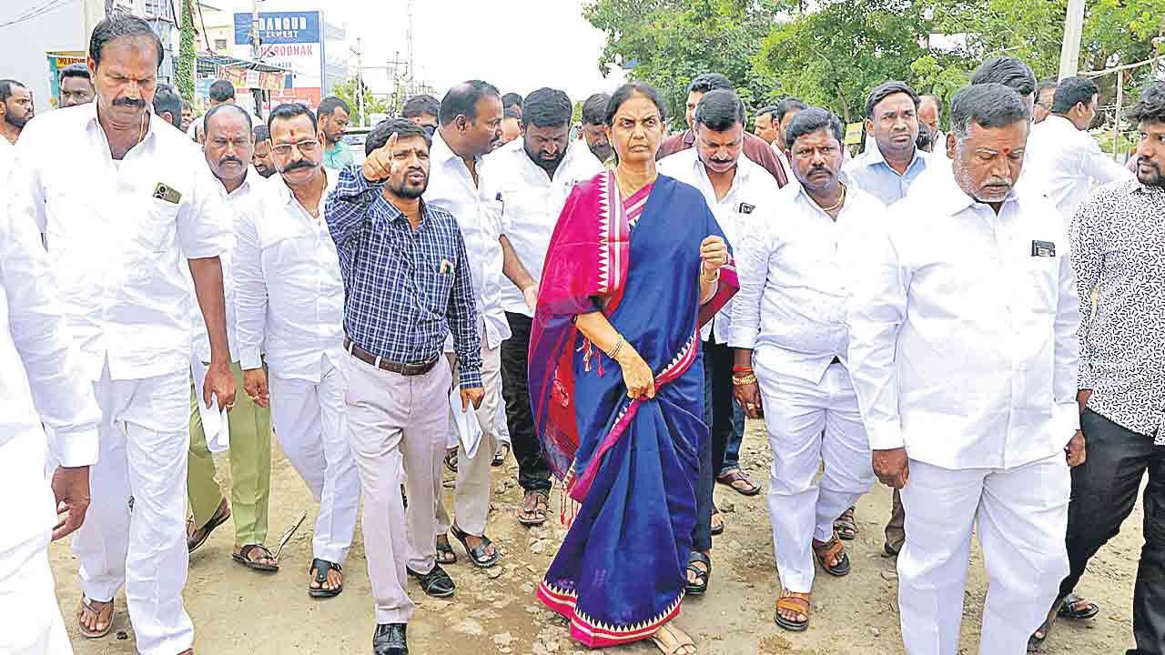 పార్టీలు కాదు.. ప్రజా సమస్యలే ముఖ్యం