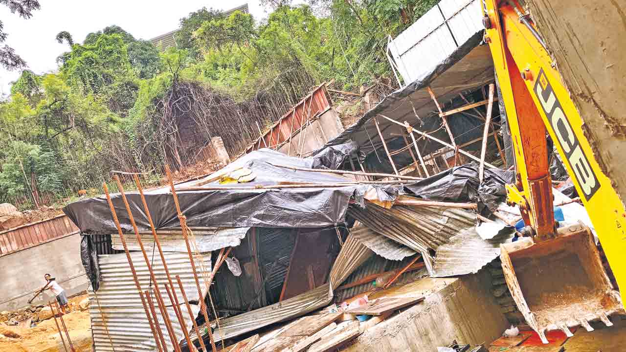 తప్పుడు పత్రాలు సృష్టించి.. ప్రభుత్వ స్థలం ఆక్రమణ