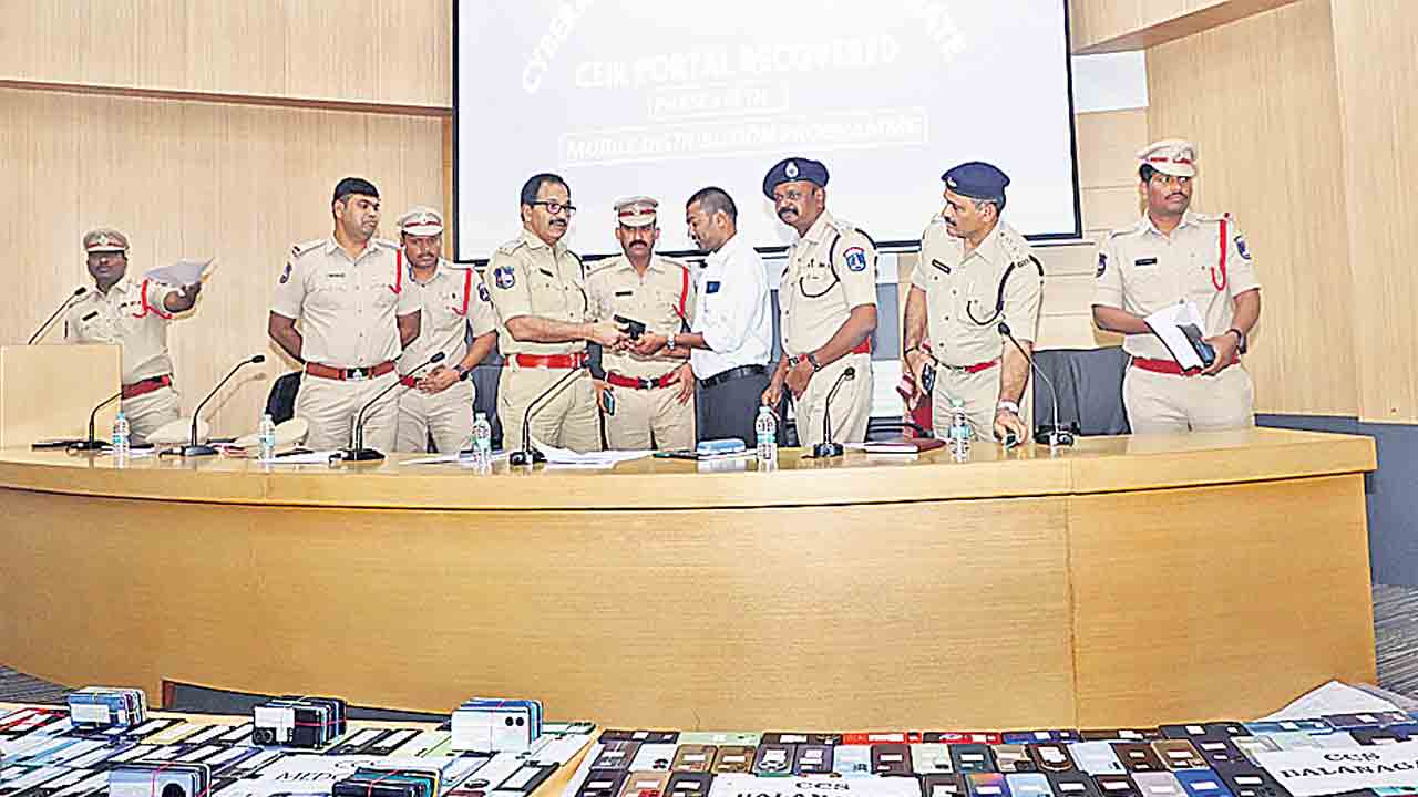 రూ.2కోట్ల విలువైన 827ఫోన్లు రికవరీ