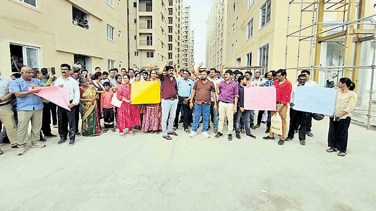 ఫ్లాట్లు అప్పగించడంలేదు..