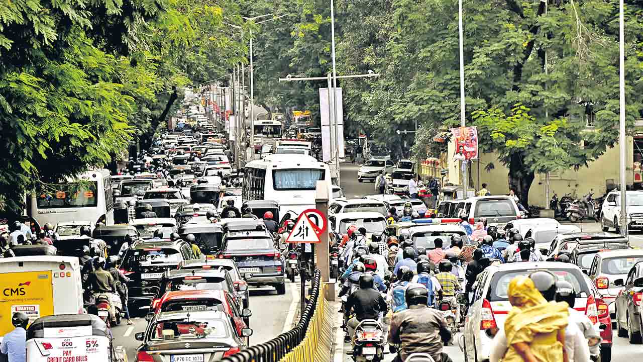 హైదరాబాధలు హైడ్రా, జీహెచ్‌ఎంసీ మధ్య కోల్డ్‌వార్‌?