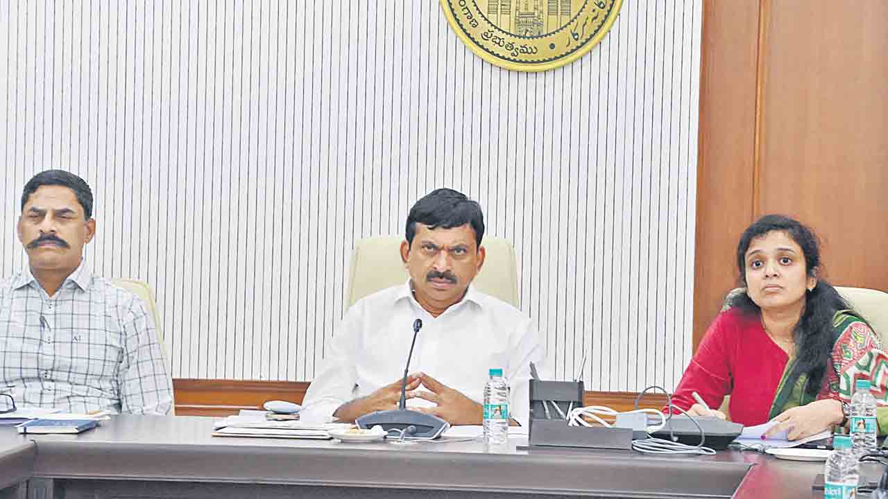 ఇందిరమ్మ ఇండ్లకు స్థలాలు గుర్తించండి