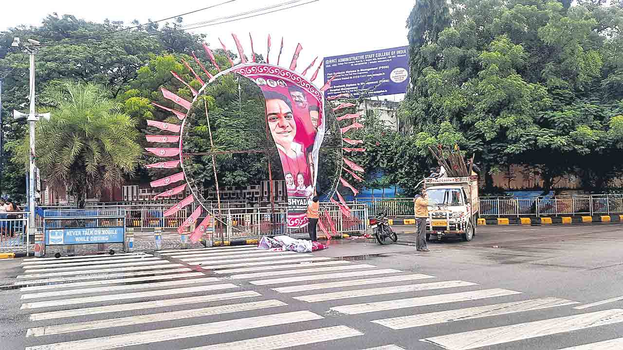 ఫ్లెక్సీలను తొలగించినా.. అభిమానం చెదరదు..