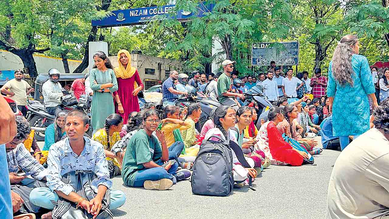 హాస్టల్ మూసివేయడాన్ని నిరసిస్తూ..