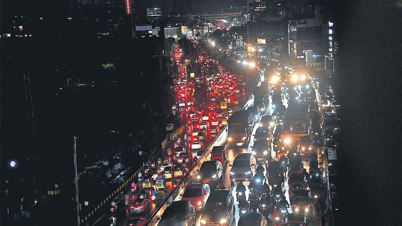 ట్రాఫిక్‌ దాటేదెలా?