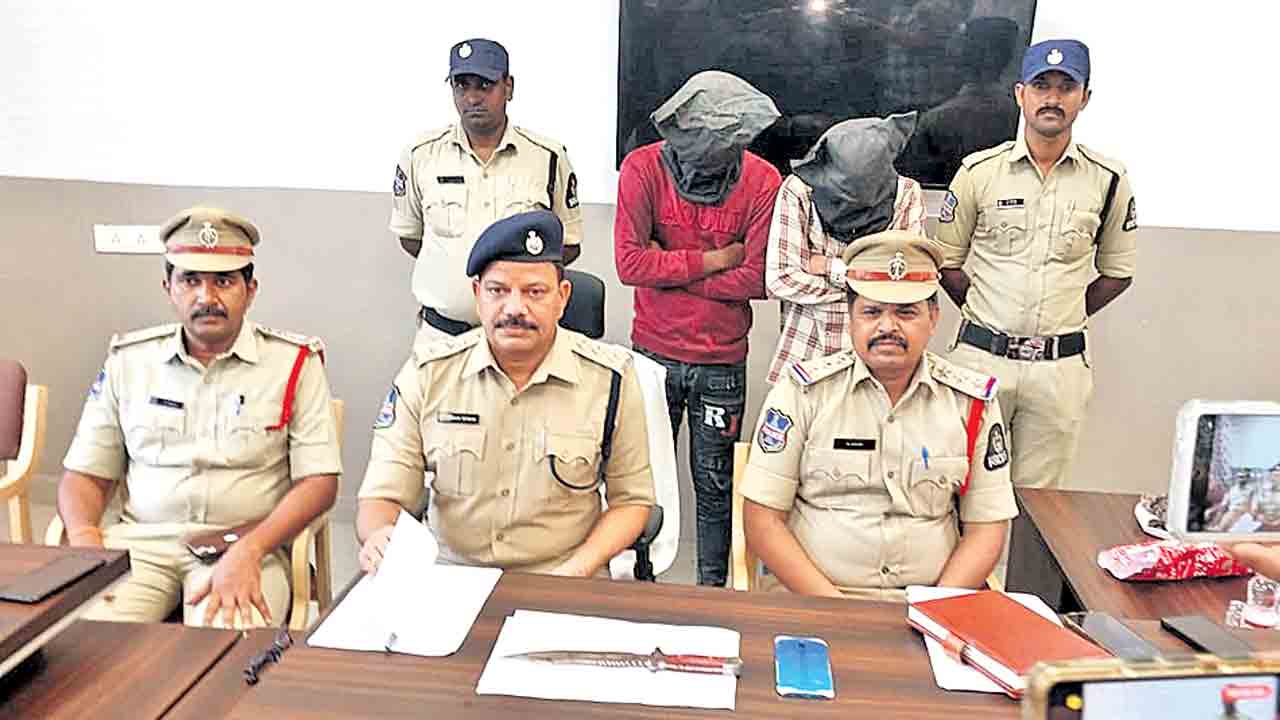 కత్తితో పొడిచి.. బండరాయి మోది..!