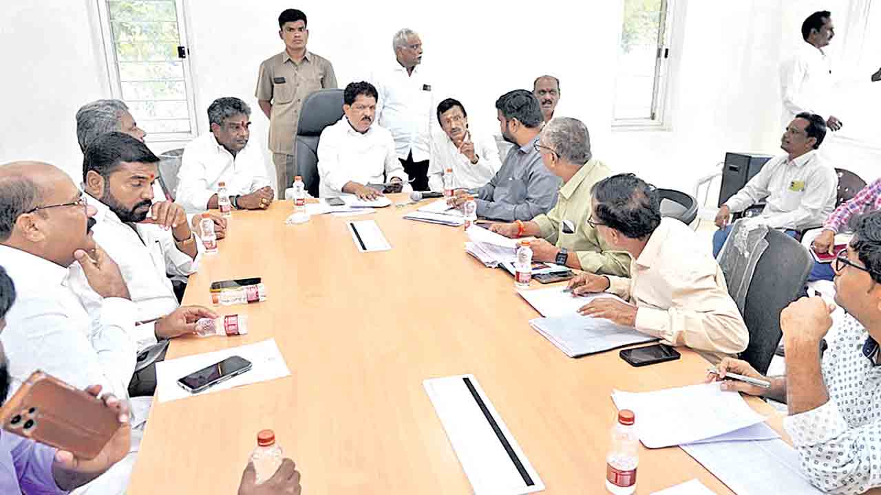 నిధులున్నా పనులు ఎందుకు చేయడంలేదు