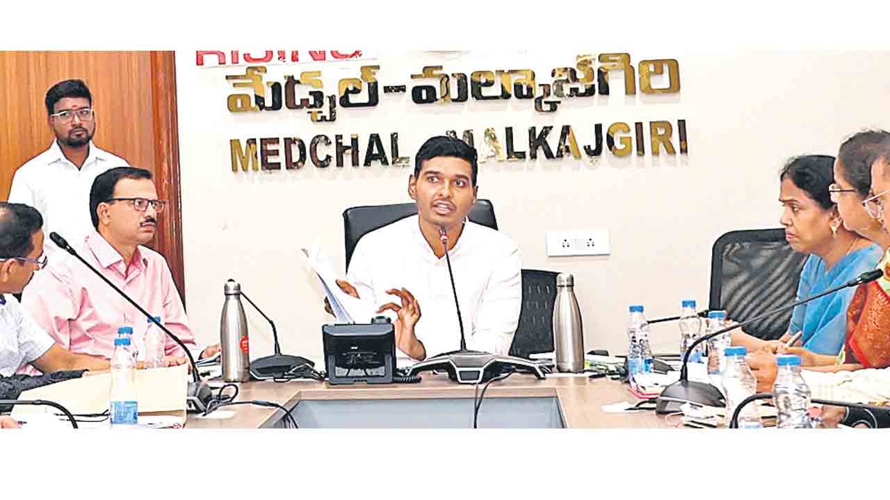 భూ సమస్యలు పరిష్కరించాలి