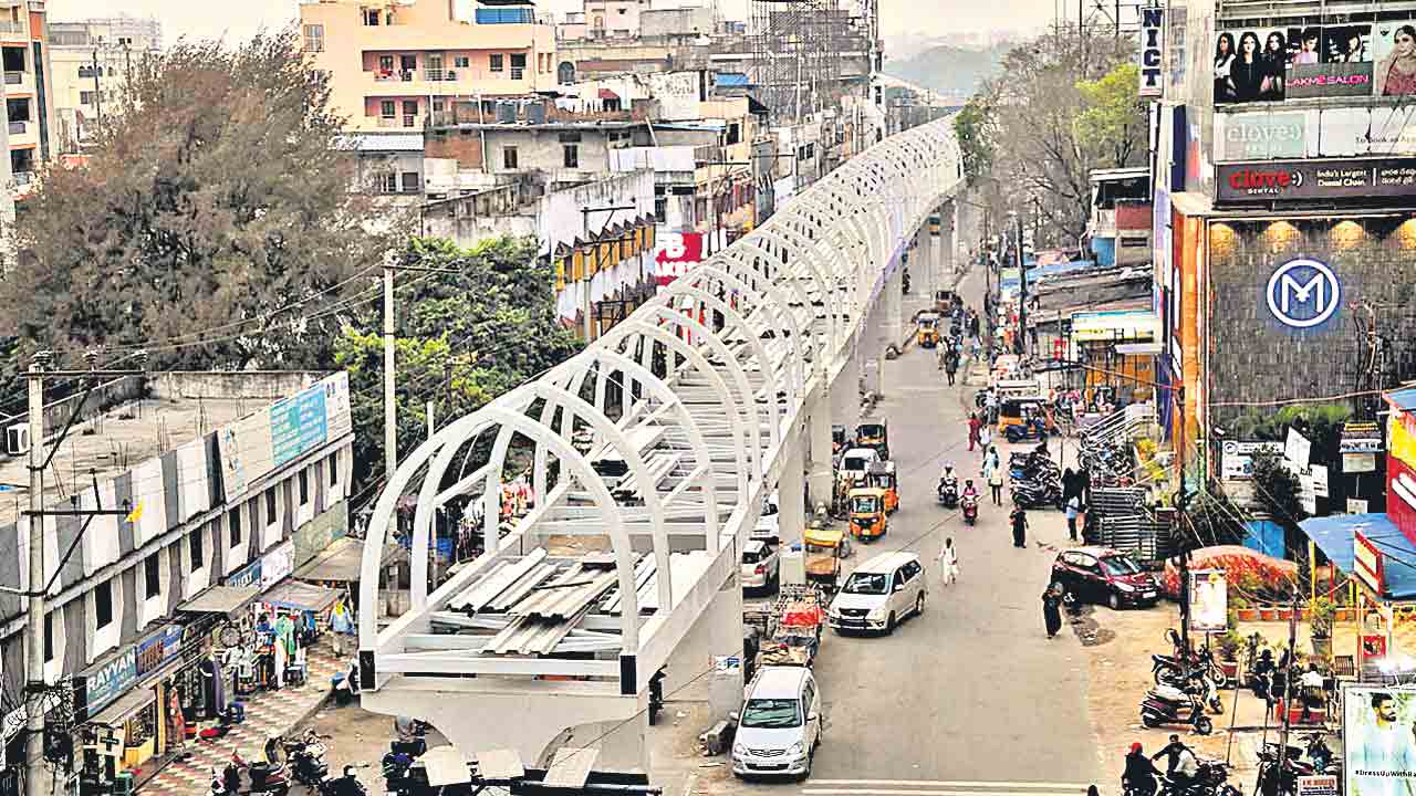 స్కైవాక్‌వేల నిర్మాణం పూర్తయ్యేనా?