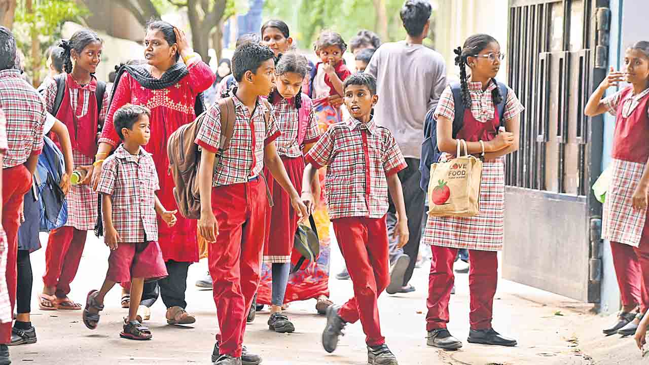 యూనిఫాం కోసం ఎదురుచూపు