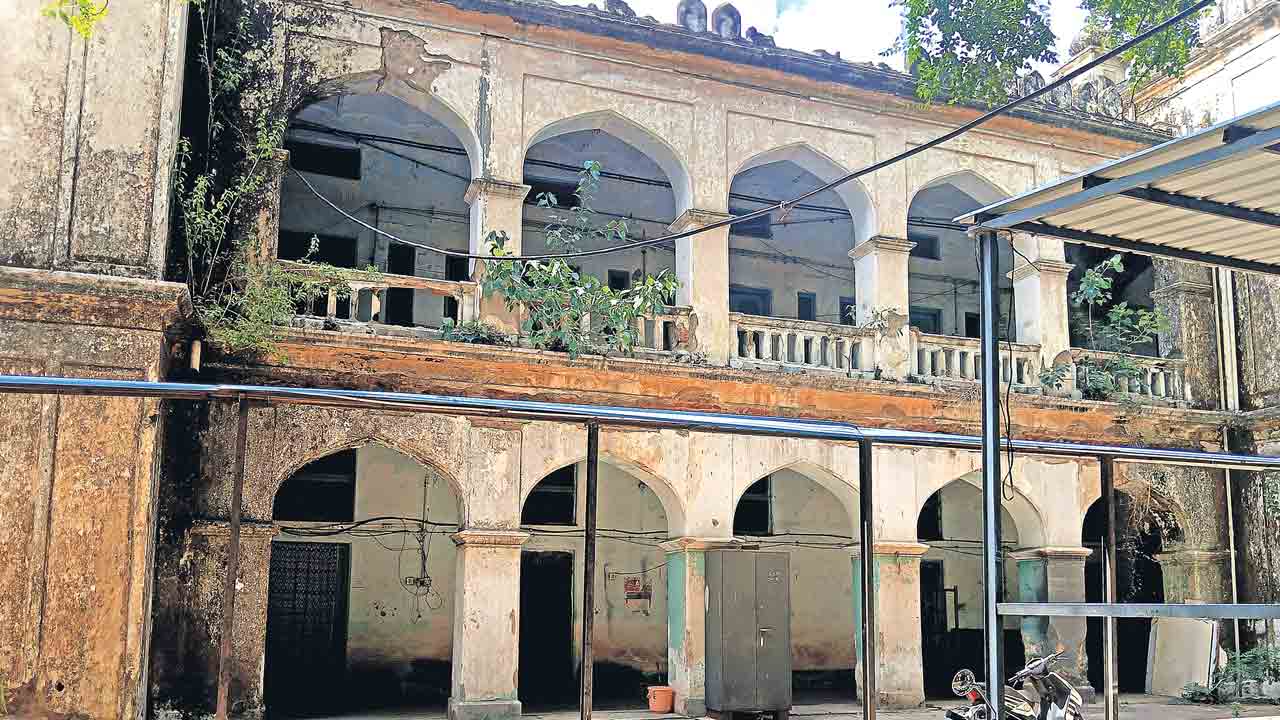 ఖాళీ చేయించేందుకే మరమ్మతులు మరిచారా?