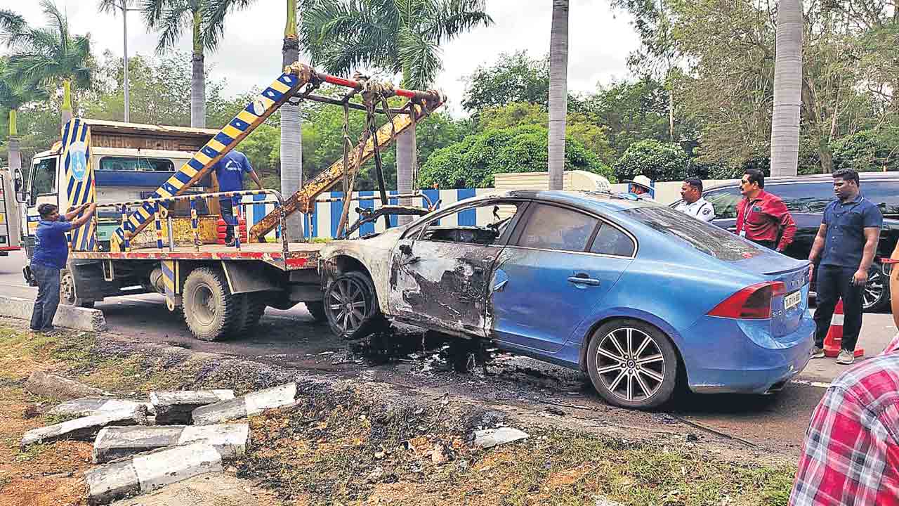 కారులో మంటలు..