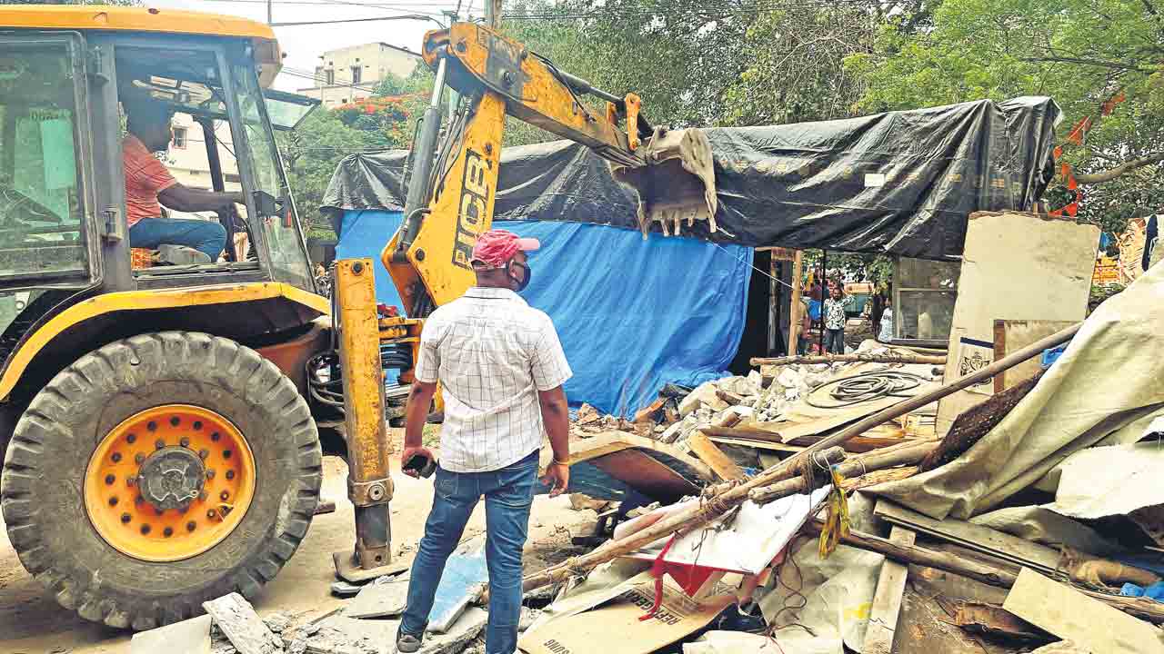 నందినగర్‌లో ఆక్రమణల కూల్చివేత