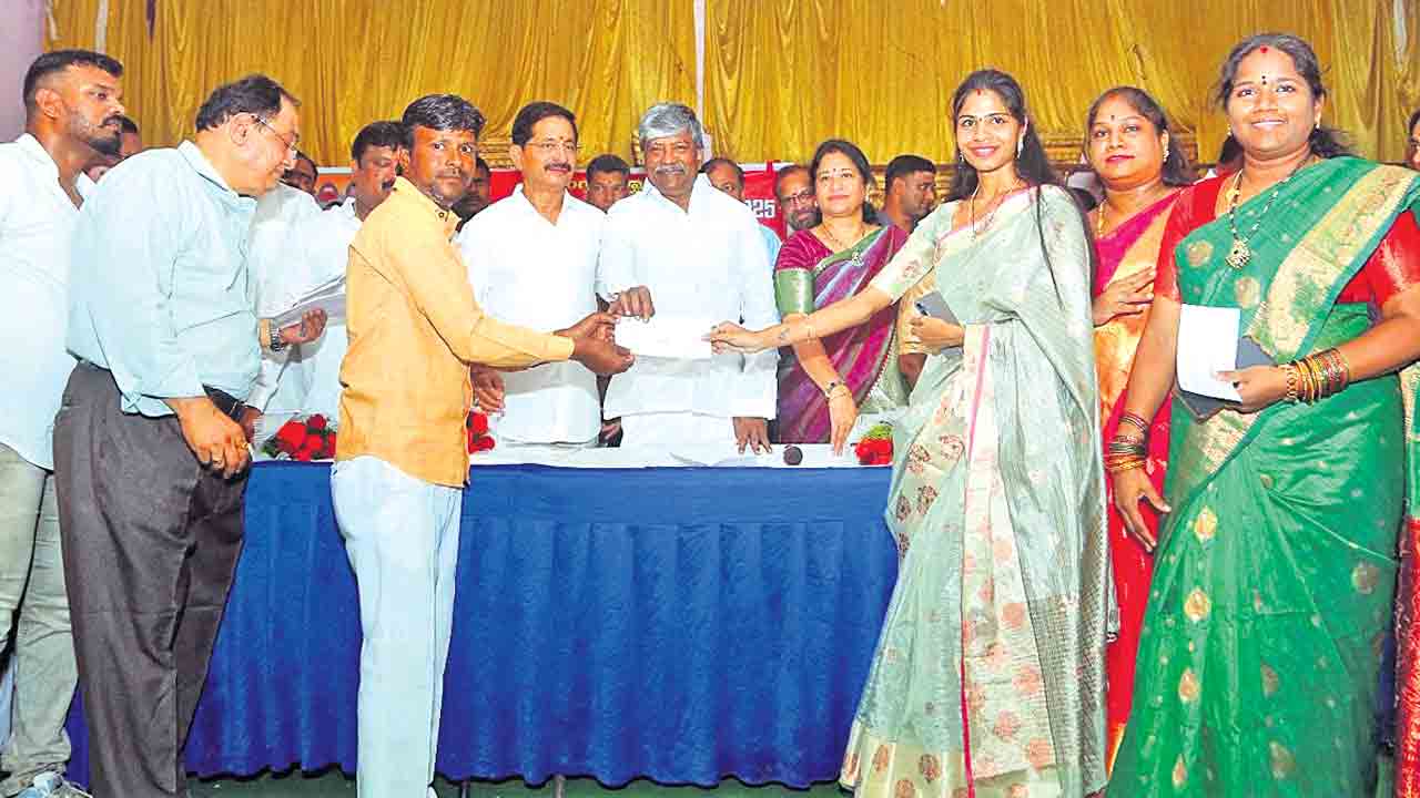 చెక్కుల పంపిణీలో గందరగోళం