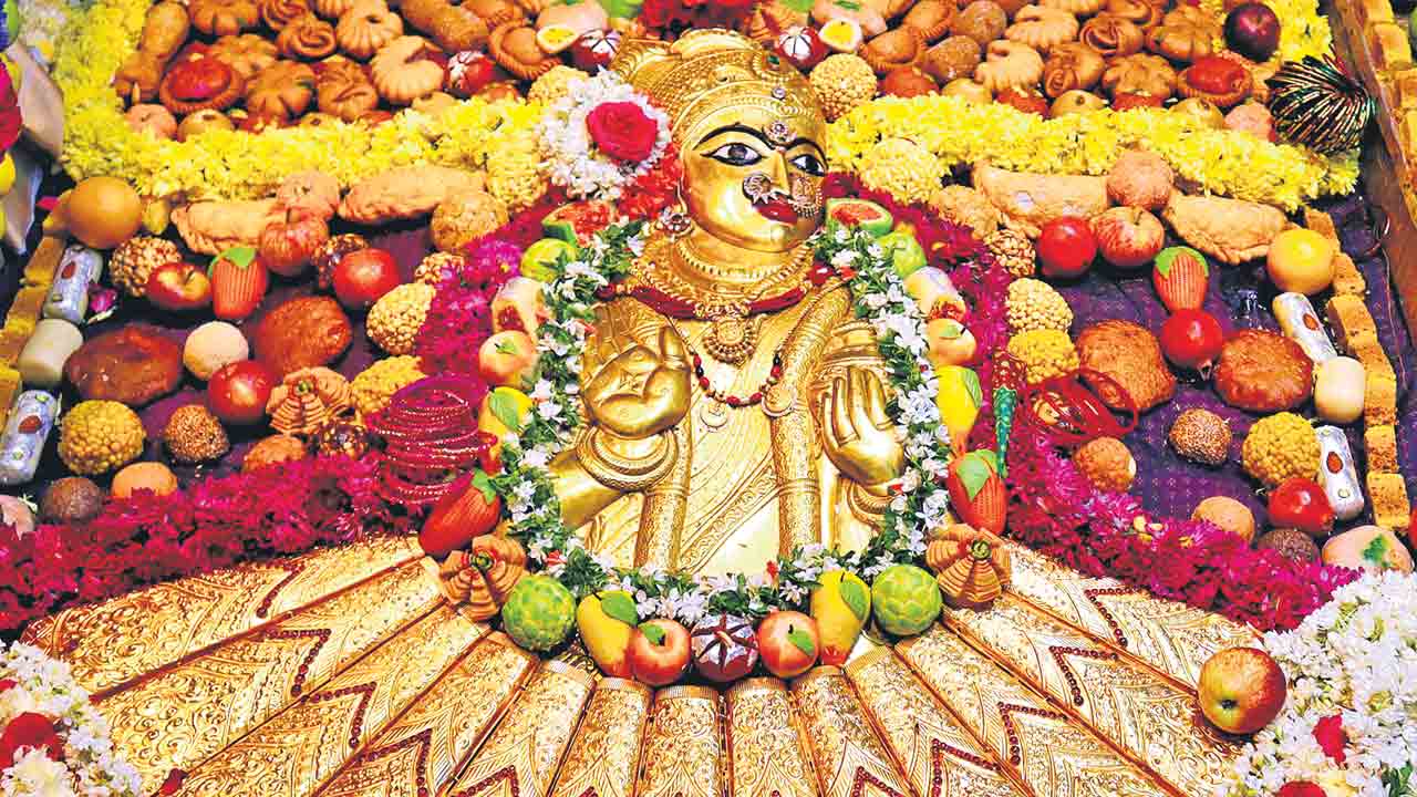 ఎల్లమ్మ ఆలయంలో కోల్డ్వార్..!