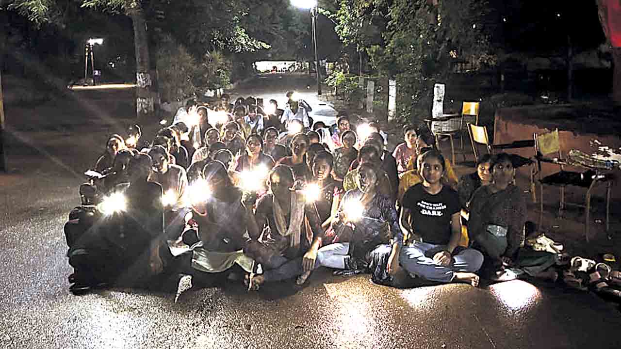 నిజాం కళాశాలలో విద్యార్థుల ఆందోళన