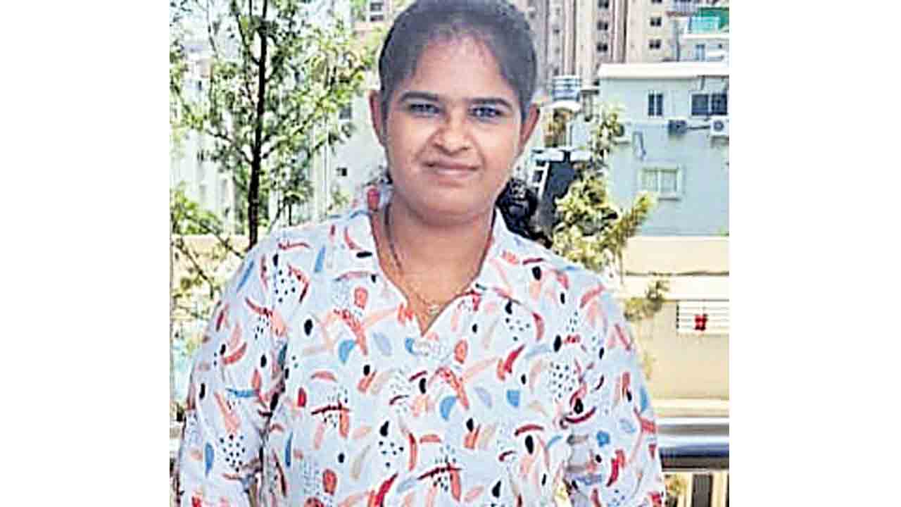 స్కూటీని ఢీకొట్టిన ట్యాంకర్‌