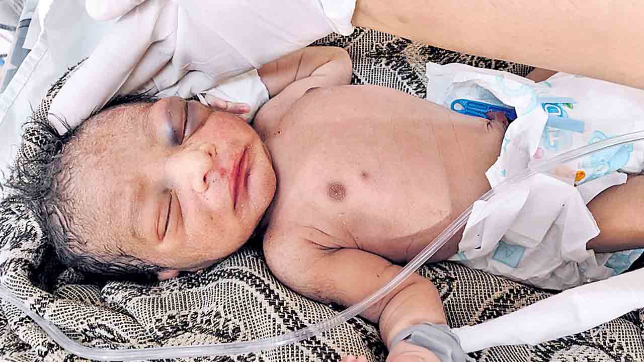 రోడ్డు పక్కన పసికందు..