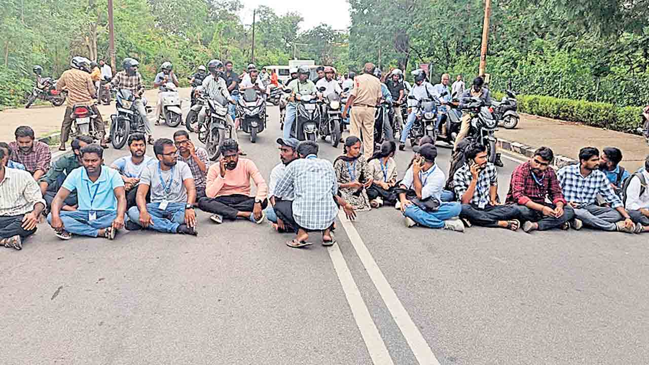 వర్సిటీని క్లోజ్‌డ్‌ క్యాంపస్‌గా మార్చాలి