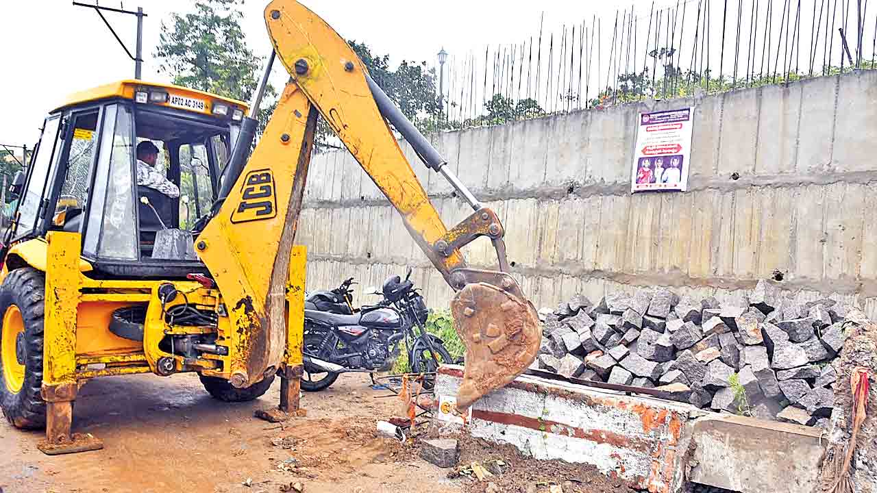 ప్రభుత్వ స్థలంలో ఆక్రమణల తొలగింపు