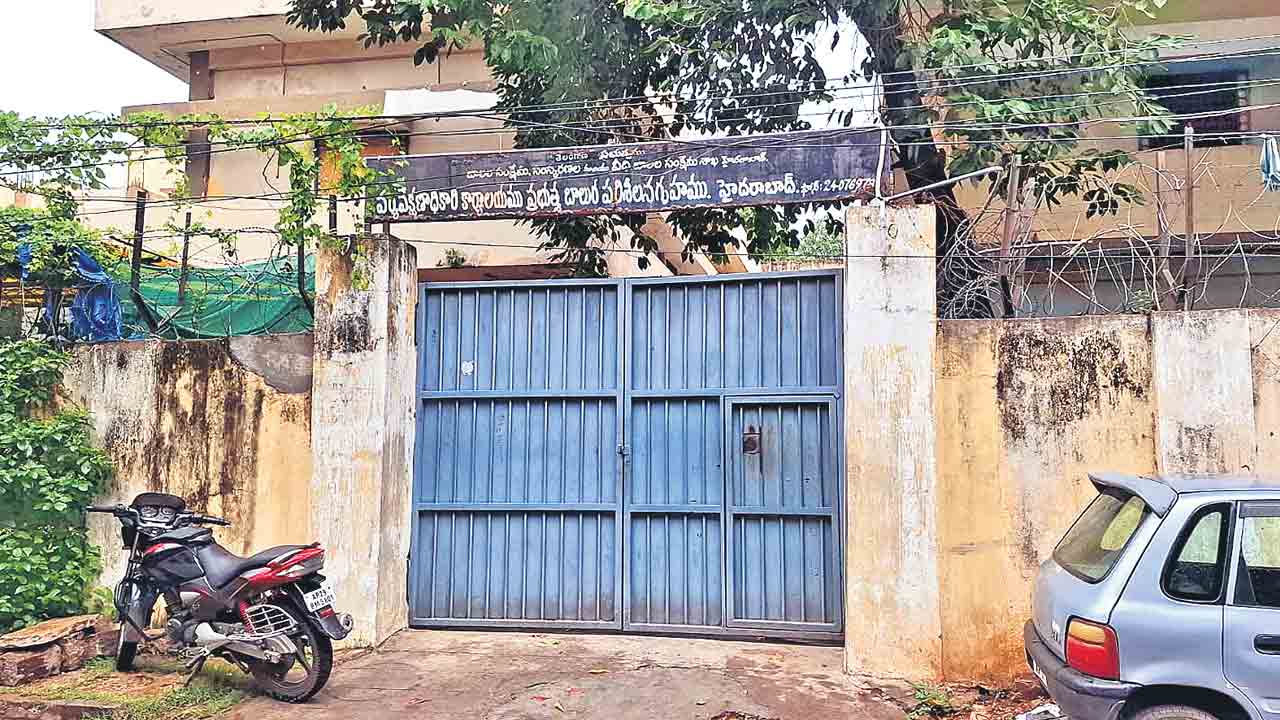 సిబ్బంది దృష్టి మరల్చి.. గేట్‌ తాళం పగలగొట్టి