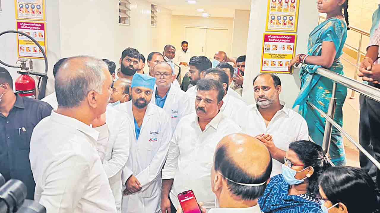 క్షతగాత్రులకు హరీశ్‌రావు పరామర్శ