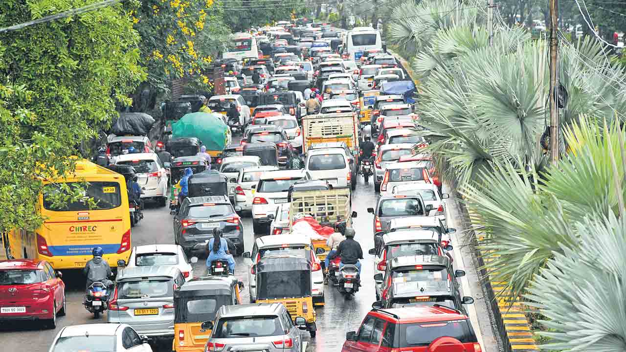 Traffic Jam | ట్రాఫిక్ చ‌క్ర‌బంధంలో హైద‌రాబాద్‌లోని ర‌హ‌దారులు.. ప్ర‌యాణికుల‌కు న‌ర‌క‌యాత‌న‌