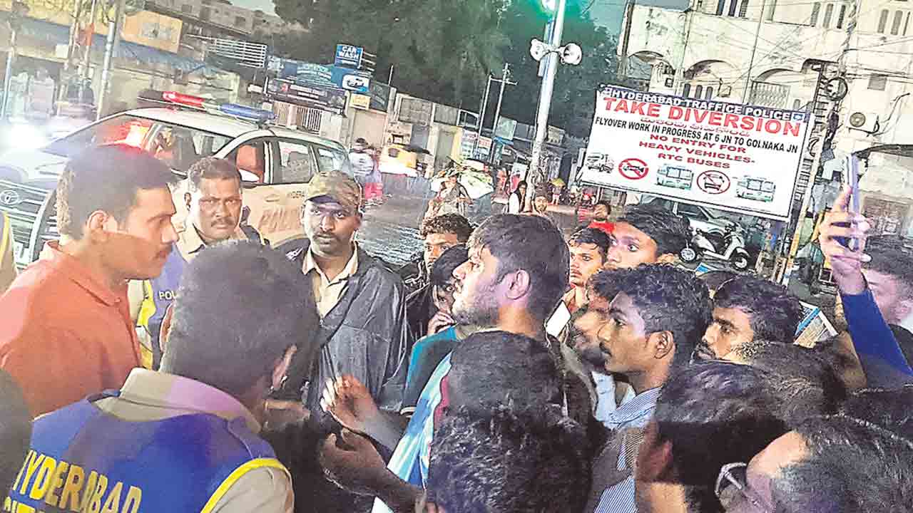 ఉడకని కోడిగుడ్లు.. అధ్వానంగా మరుగుదొడ్లు