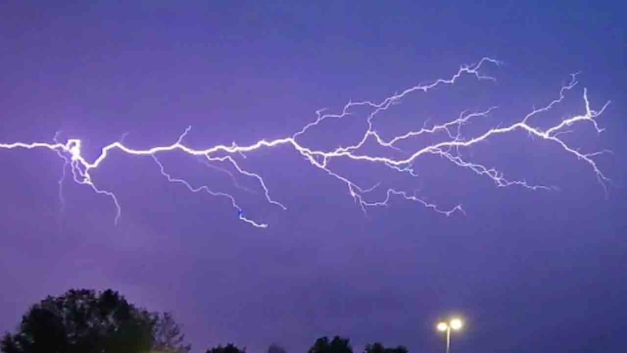 829 కిలోమీటర్ల భారీ మెరుపు.. అమెరికాలో టెక్సాస్‌ నుంచి కాన్సాస్‌ వరకు వెలుగులు