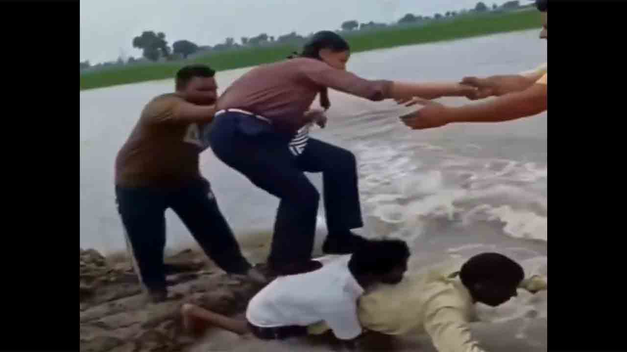 Watch: వర్షాలకు తెగిన రోడ్డు.. మానవ వంతెన ద్వారా నీటిని దాటిన స్కూల్‌ విద్యార్థులు