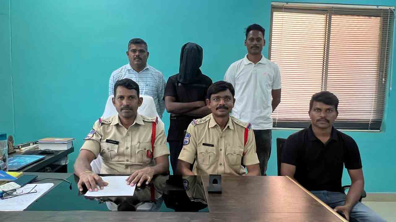 Hundis Thief | హుండీల దొంగ దొరికిండు.. పోలీసులను చూసి పరిగెత్తుతుంటే..!