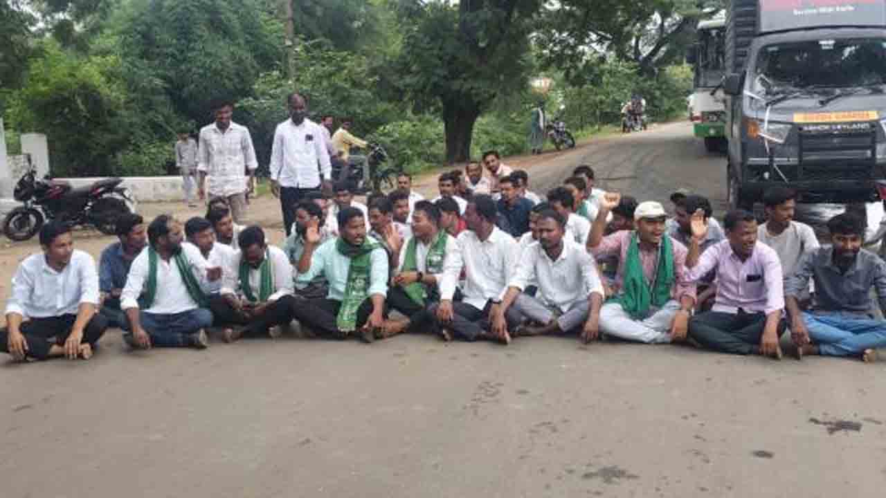 Tribals protest | ఐటీడీఏ పీవోపై ఆదివాసీల నిరసన.. రోడ్డుపై బైఠాయింపు