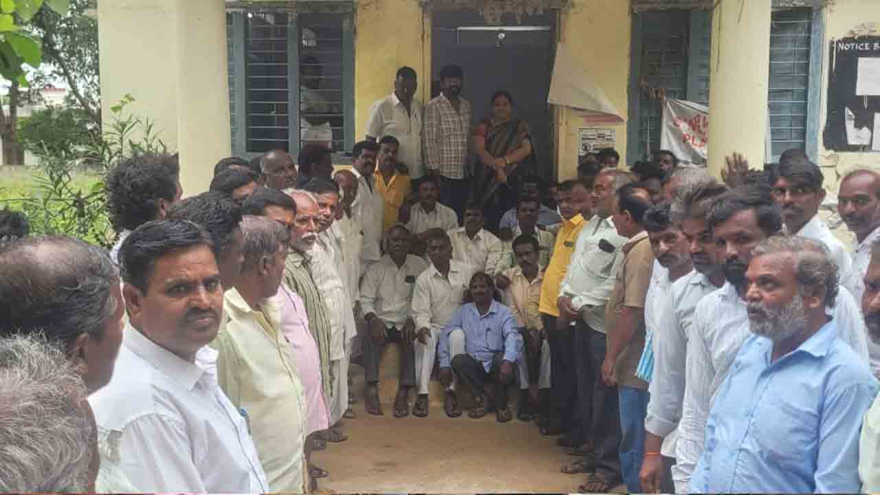 Illegal Registrations | అక్రమ రిజిస్ట్రేషన్లను ఆపాలి.. తహసీల్దార్, ఎస్సైలకు బాధితుల విజ్ఞప్తి
