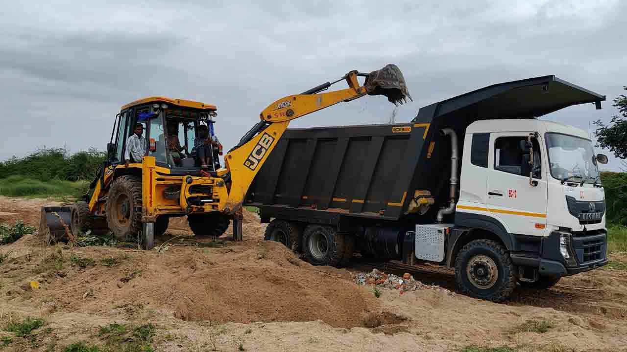 బందోబస్తు మధ్య ఇసుక తరలింపు