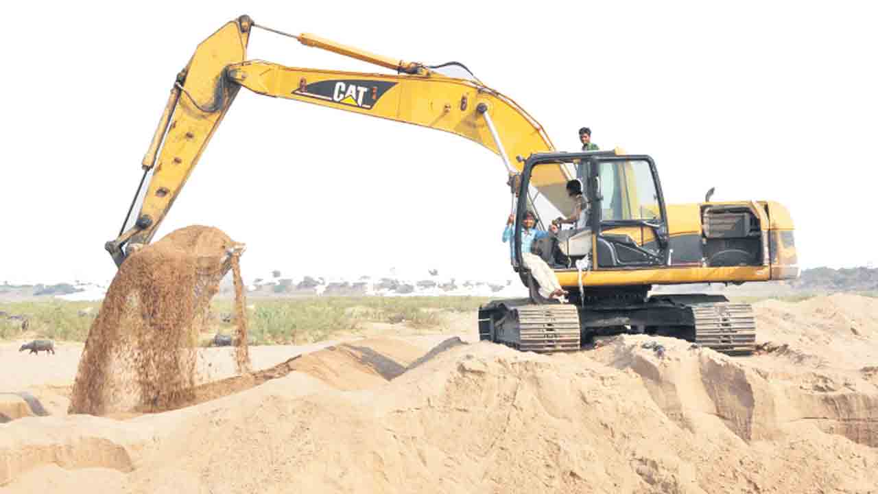 రెండు ట్రిప్పులు ఇంటికి.. నాలుగు బైటికి.. ‘ఇందిరమ్మ ఇండ్ల’ పేరిట ఇసుక దందా!