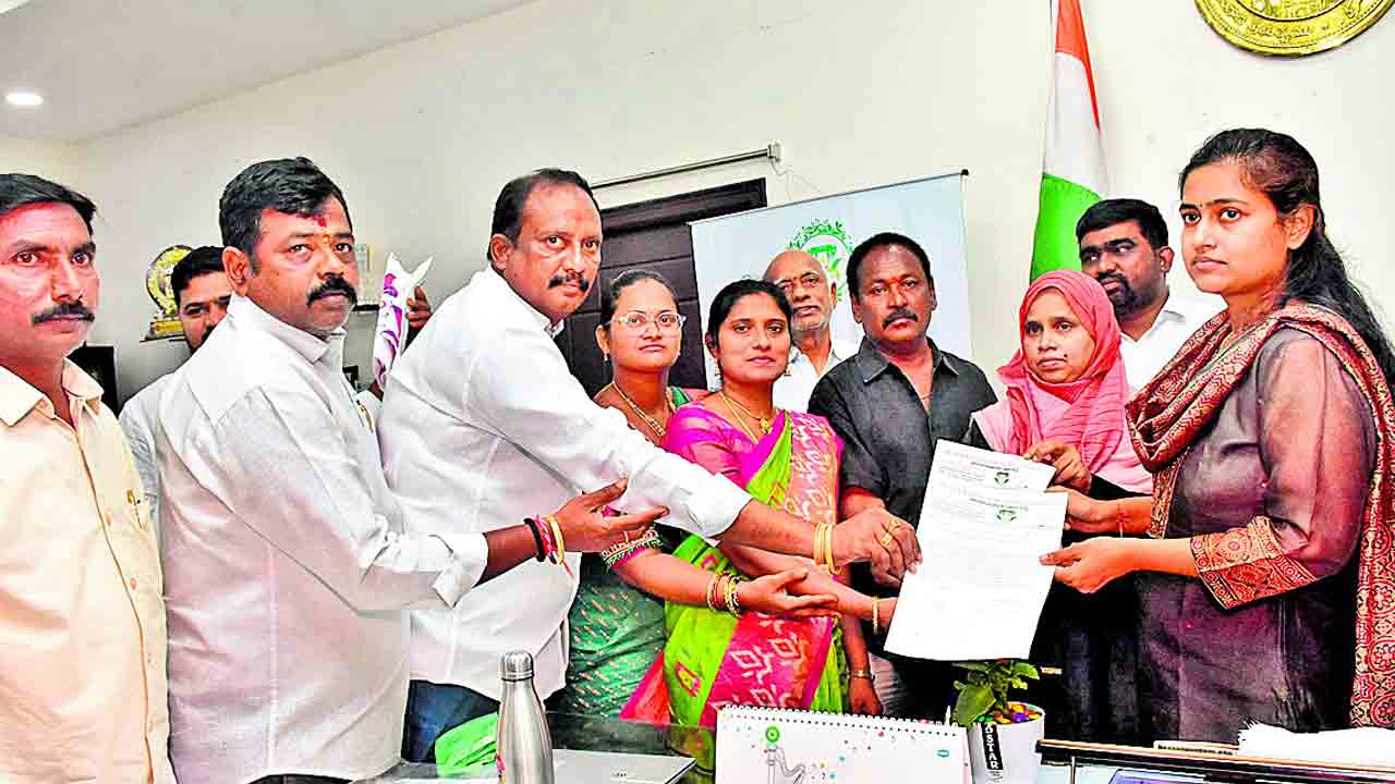 ఇందిరమ్మ ఇళ్ల మంజూరులో అవకతవకలు