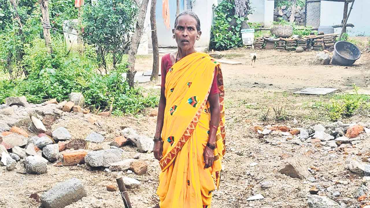 ఇల్లు కూల్చాక.. వెక్కిరించిన ఇందిరమ్మ