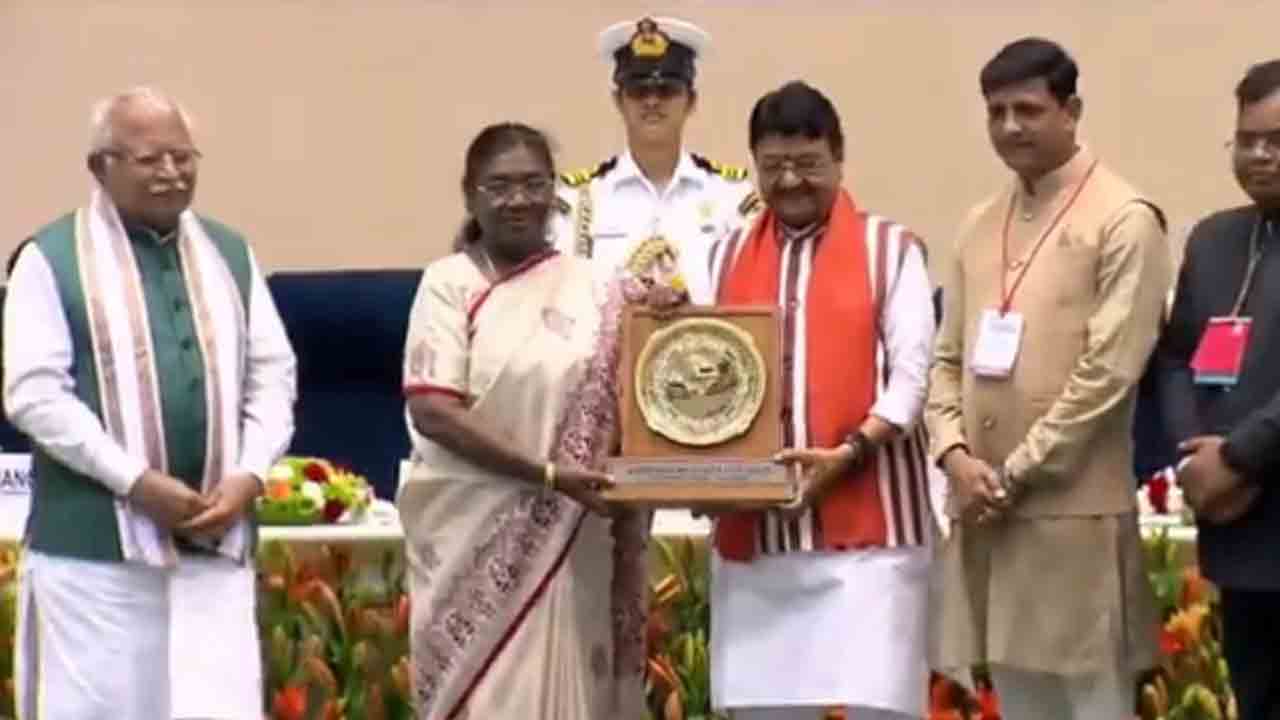 Indore | ఎనిమిదోసారి క్లీన్‌ సిటీగా నిలిచిన ఇండోర్‌.. స్వచ్ఛ స‌ర్వేక్షన్ అవార్డు అంద‌జేసిన రాష్ట్రప‌తి ముర్ము